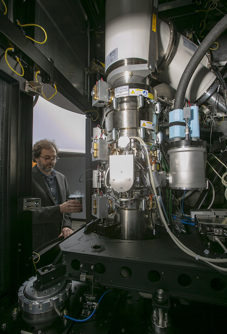 Cryo EM microscope