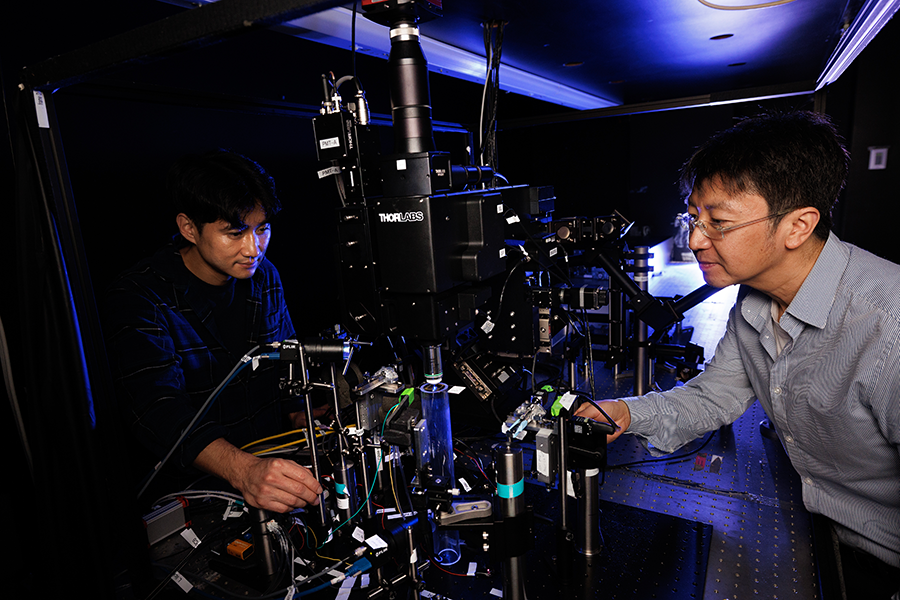 Jae-Hyun Kim, PhD,&nbsp;postdoctoral associate, and&nbsp;Nuo Li, PhD, associate professor of neurobiology in the lab